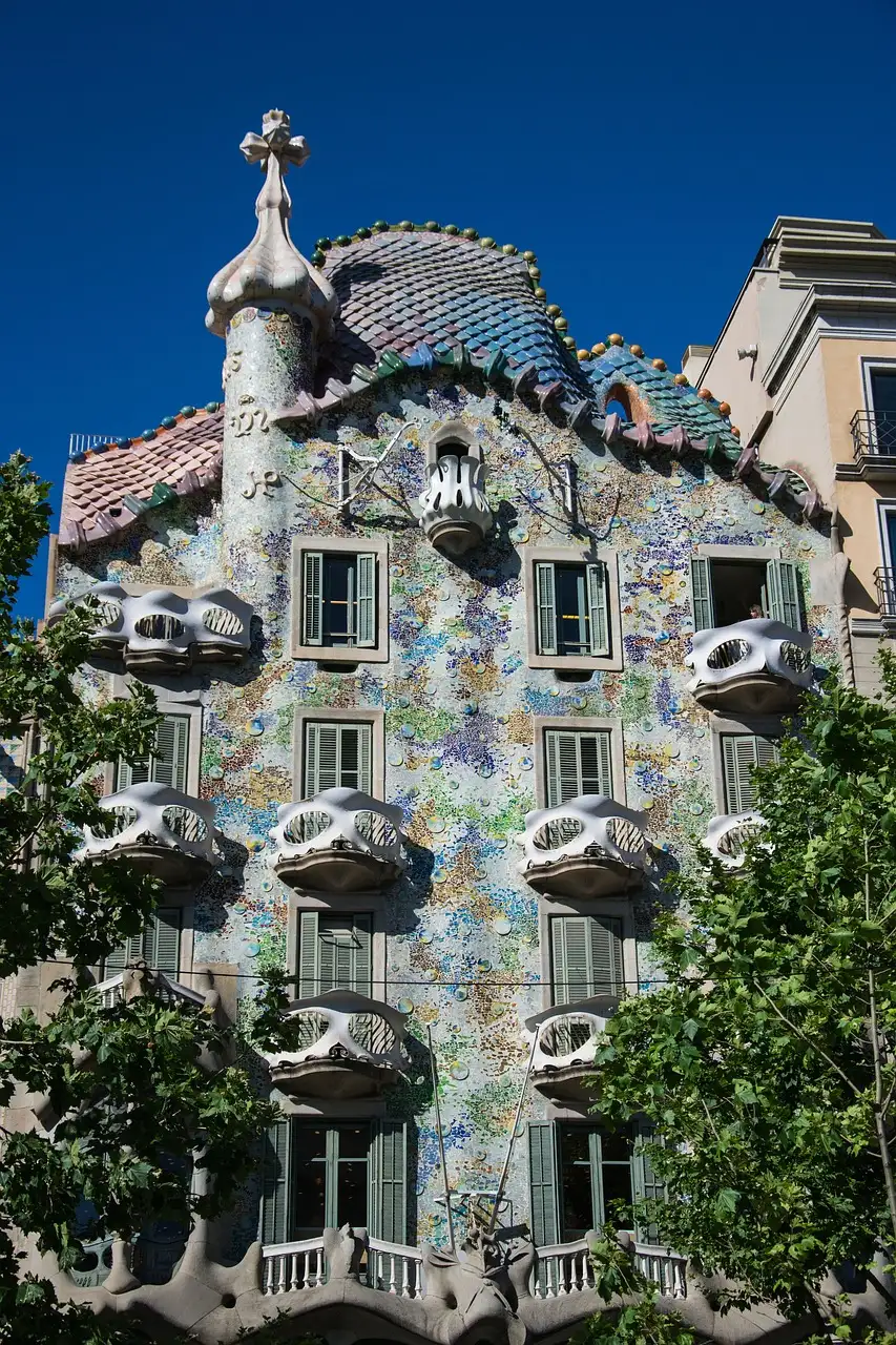 The colorful mosaic front of Casa Batlló, with bone-shaped balconies