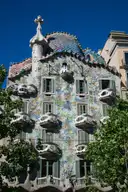 The colorful mosaic front of Casa Batlló, with bone-shaped balconies