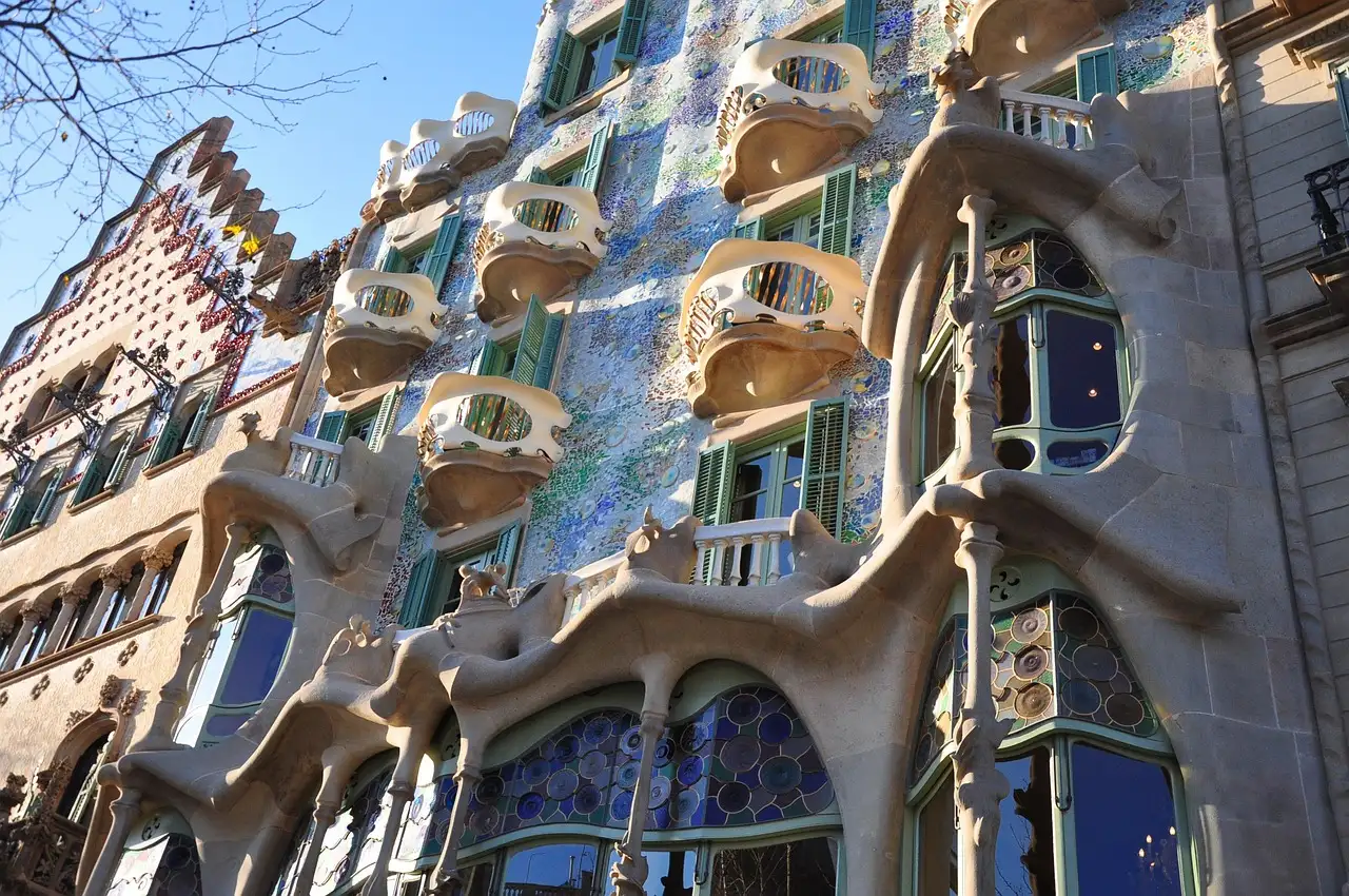 The mosaic facade of Casa Batlló with its bone-shaped balconies and large windows