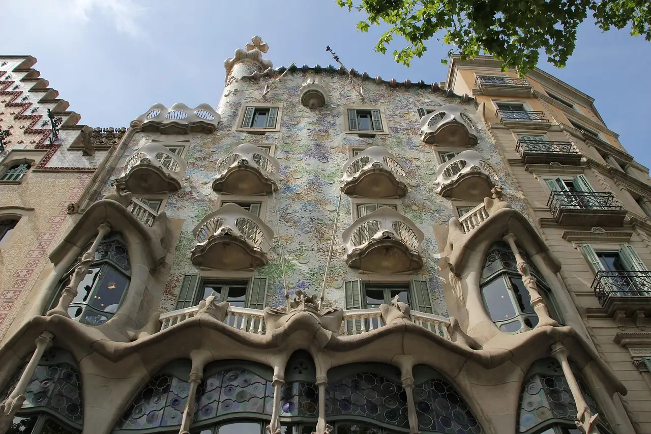 The wavy front of Casa Batlló with its mask-shaped balconies and tiled walls